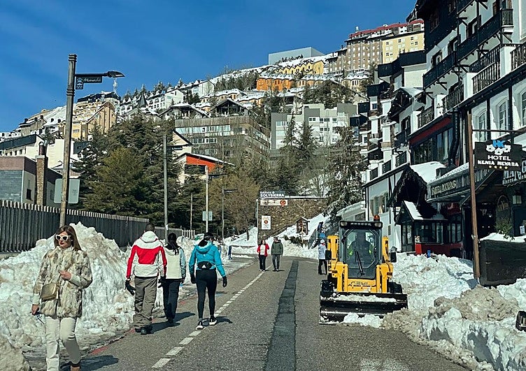 Sierra Nevada abre este lunes solo para esquiadores con forfait comprados previamente